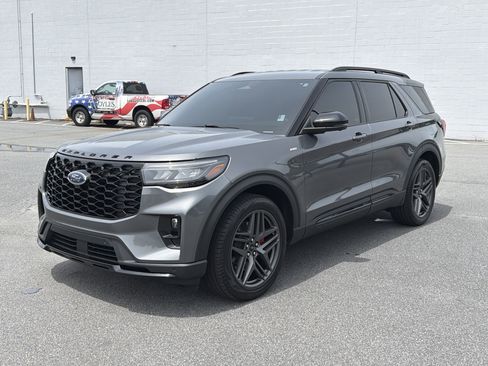 Used 2025 Ford Explorer ST-Line w/ Premium Package RWD image 3