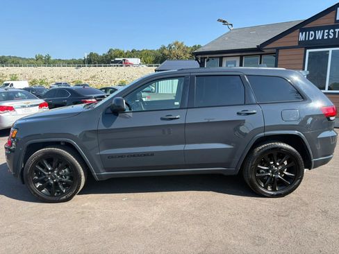 Used 2018 Jeep Grand Cherokee Altitude AWD/4WD image 3