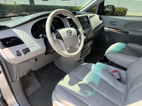 Used 2012 Toyota Sienna XLE FWD image 17