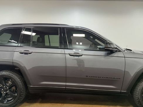 Used 2022 Jeep Grand Cherokee Altitude AWD/4WD image 32