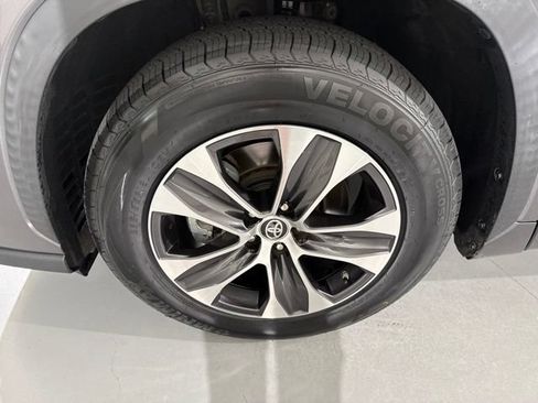 Used 2021 Toyota Highlander XLE FWD image 5