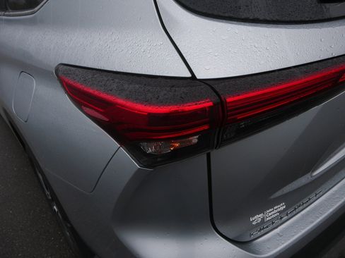 Used 2020 Toyota Highlander XLE AWD/4WD image 17