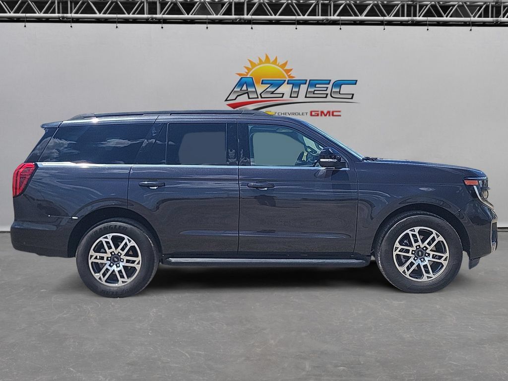 Used 2025 Ford Expedition Active RWD image 4
