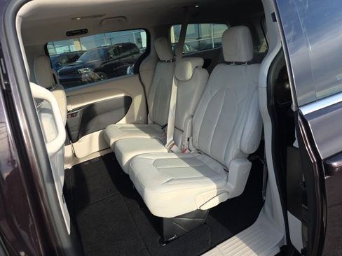 Used 2017 Chrysler Pacifica Touring image 27