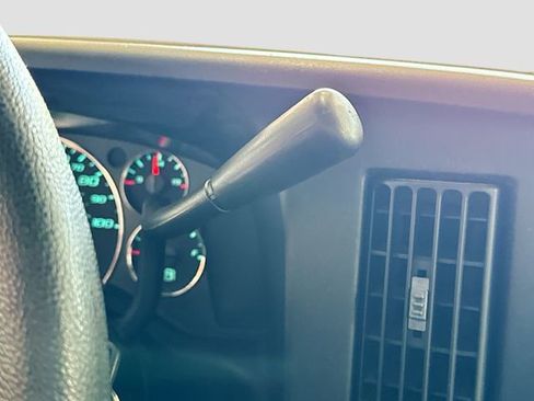 Used 2009 Chevrolet Express 2500 RWD image 16
