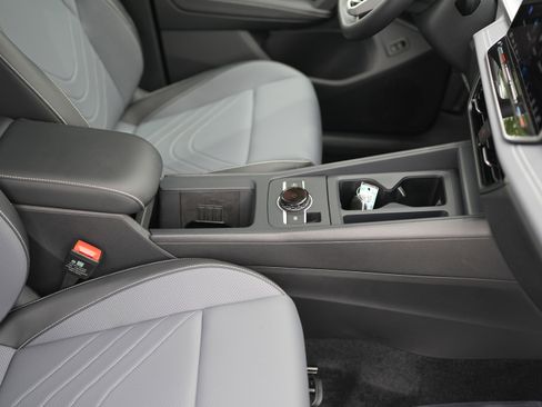 Used 2025 Volkswagen Tiguan SE AWD/4WD image 17