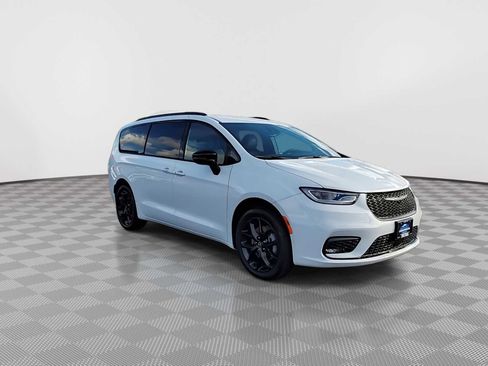 New 2026 Chrysler Pacifica Select w/ S Appearance Package image 2