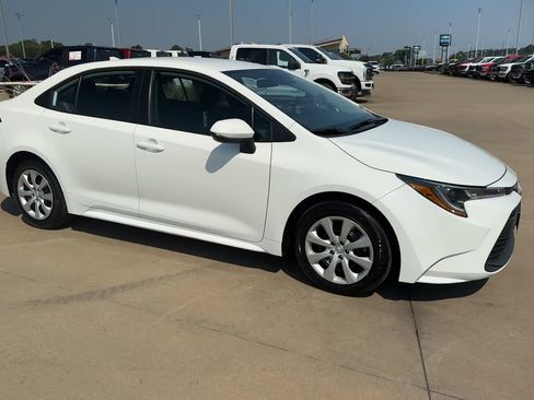 Used 2024 Toyota Corolla LE image 2