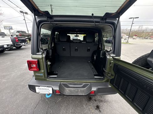 Used 2023 Jeep Wrangler Unlimited Sahara w/ Cold Weather Group image 17