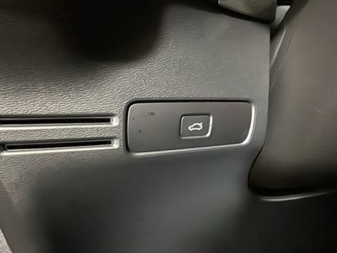 Used 2023 Volvo XC40 B4 Ultimate FWD image 18