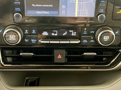 Used 2022 Toyota Highlander XLE image 12