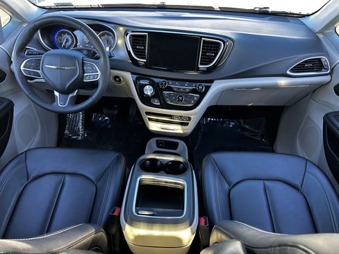 Certified 2024 Chrysler Pacifica Touring-L image 14