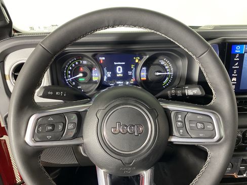 Used 2025 Jeep Wrangler Unlimited Sahara w/ Safety Group AWD/4WD image 21