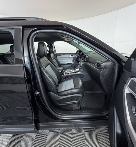 Certified 2023 Ford Explorer XLT w/ Equipment Group 202A RWD image 5