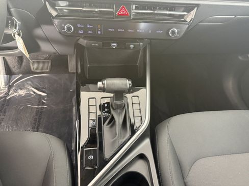 Used 2025 Kia Niro LX FWD image 19