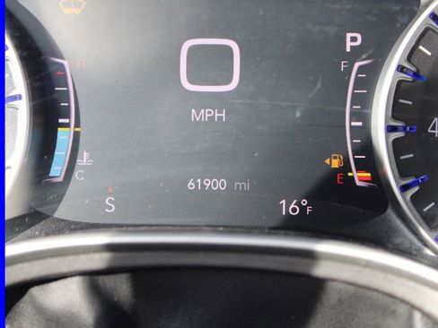 Used 2023 Chrysler Pacifica Touring-L image 36