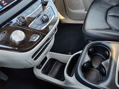 Used 2024 Chrysler Pacifica Touring-L image 12