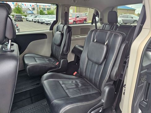 Used 2016 Chrysler Town & Country Touring image 23