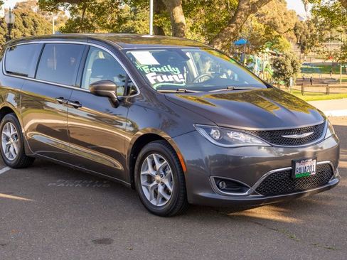 Used 2017 Chrysler Pacifica Touring Plus w/ Tire & Wheel Group image 4