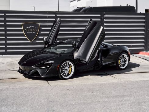 Used 2025 McLaren Artura Spider image 18