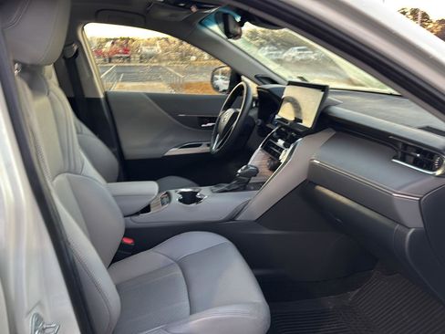 Used 2021 Toyota Venza Limited image 10
