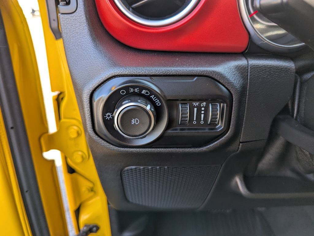 Used 2021 Jeep Wrangler Unlimited Rubicon w/ Cold Weather Group AWD/4WD image 15