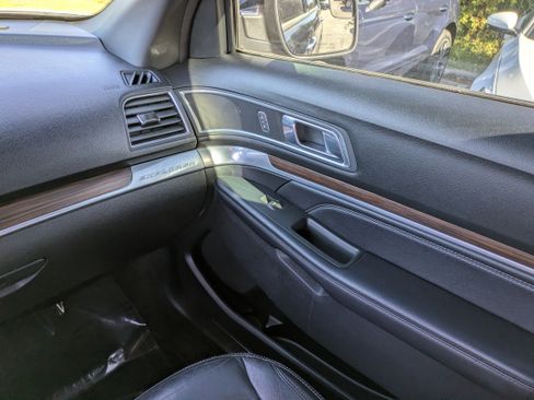 Used 2018 Ford Explorer Limited image 19