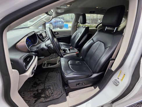 Used 2019 Chrysler Pacifica Touring-L image 11