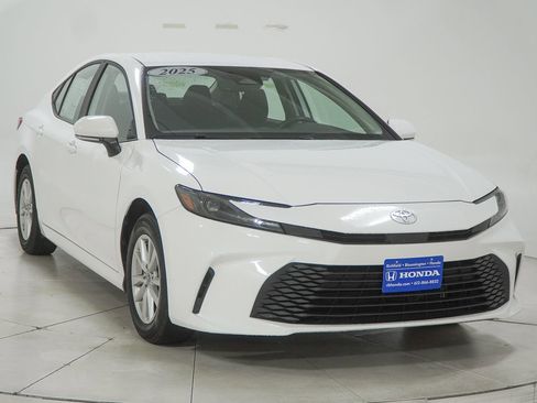 Used 2025 Toyota Camry LE AWD/4WD image 15