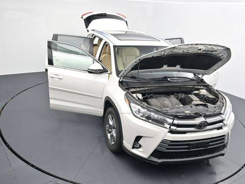 Used 2019 Toyota Highlander AWD V6 image 25