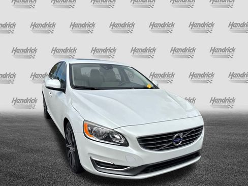 Used 2018 Volvo S60 T5 Inscription image 3