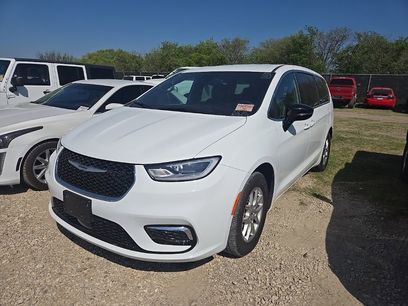 Used 2025 Chrysler Pacifica Select