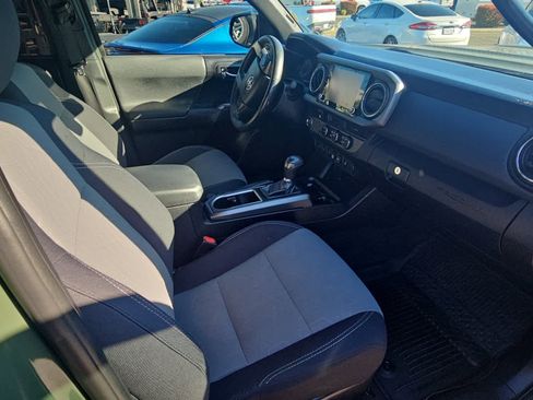 Used 2021 Toyota Tacoma TRD Sport w/ Technology Package image 13