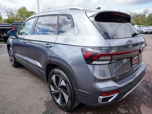 Used 2025 Volkswagen Taos SE AWD/4WD image 4