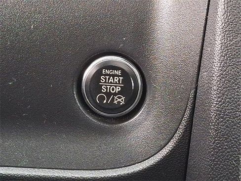 Used 2014 Dodge Challenger SXT image 22