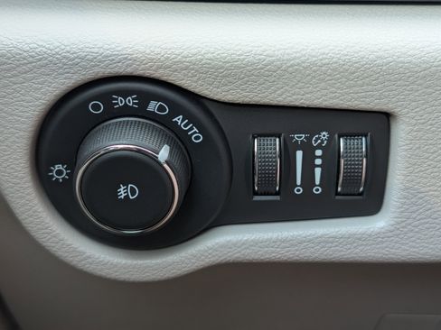 Used 2024 Chrysler Pacifica Touring-L FWD image 22