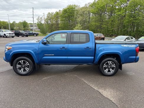 Used 2018 Toyota Tacoma TRD Sport AWD/4WD image 3