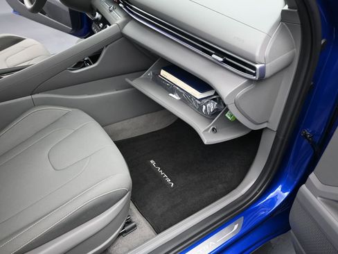 Certified 2025 Hyundai Elantra SEL image 27