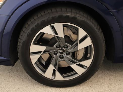 Certified 2022 Audi e-tron Premium image 33