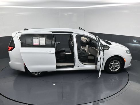 Used 2024 Chrysler Pacifica Touring-L FWD image 23