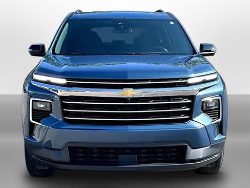 Used 2024 Chevrolet Traverse LT w/ Trailering Package FWD image 2