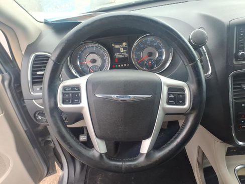 Used 2015 Chrysler Town & Country Touring-L w/ Driver Convenience Group image 5