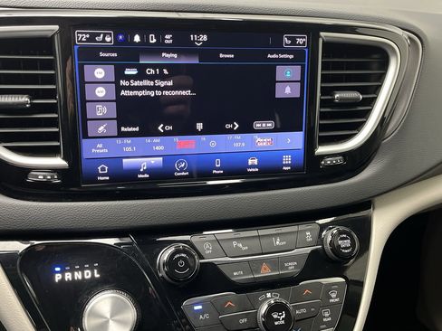 Used 2023 Chrysler Pacifica Touring-L image 17