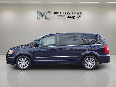 Used 2015 Chrysler Town & Country Touring image 3