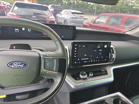 Used 2025 Ford Expedition Platinum w/ Driver's Package AWD/4WD image 9