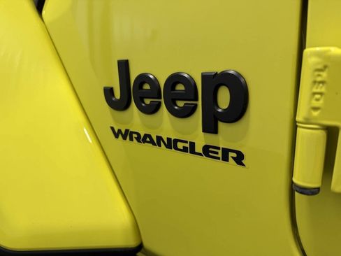 Used 2023 Jeep Wrangler Unlimited Sahara AWD/4WD image 6