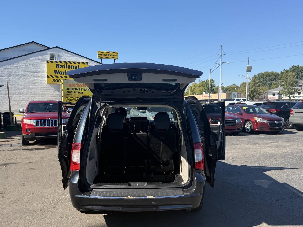 Used 2013 Chrysler Town & Country Touring-L w/ Driver Convenience Group FWD image 23