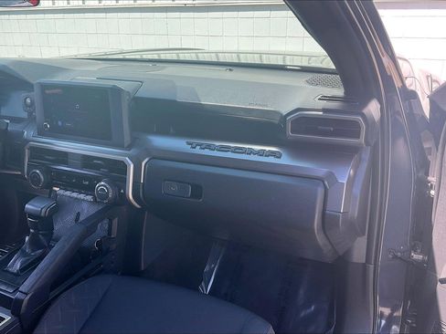 Used 2025 Toyota Tacoma SR5 AWD/4WD image 21