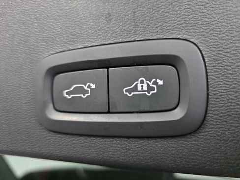 Used 2023 Volvo XC40 B5 Plus AWD/4WD image 19
