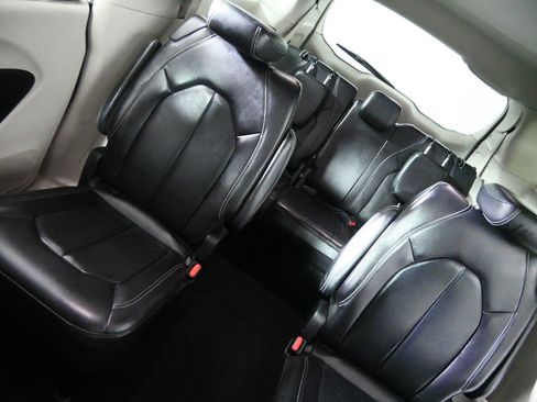 Used 2022 Chrysler Pacifica Touring-L FWD image 12